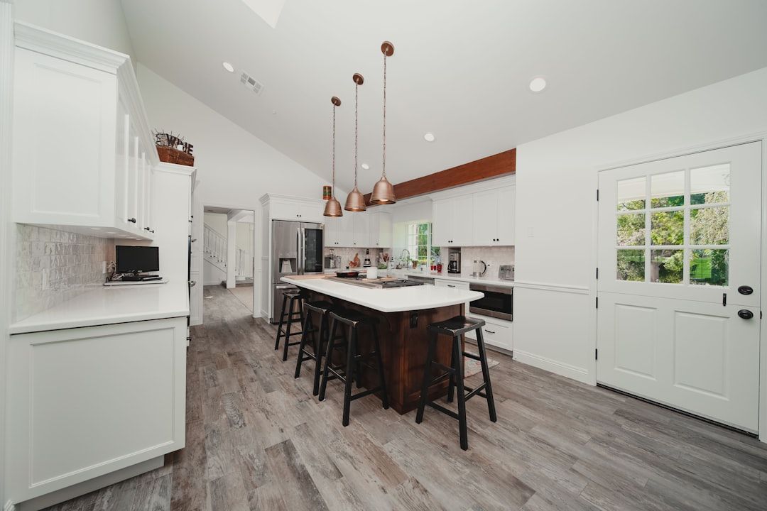 LA Kitchen Layouts: Open Concept vs. Closed Kitchen Debate